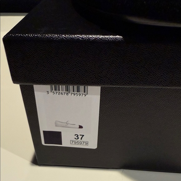 BRAND NEW CHANEL Black Patent Leather Mary Jane Flats - Picture 8 of 8